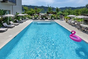 Outdoor pool, sun loungers - Promotel Carros (Carros)