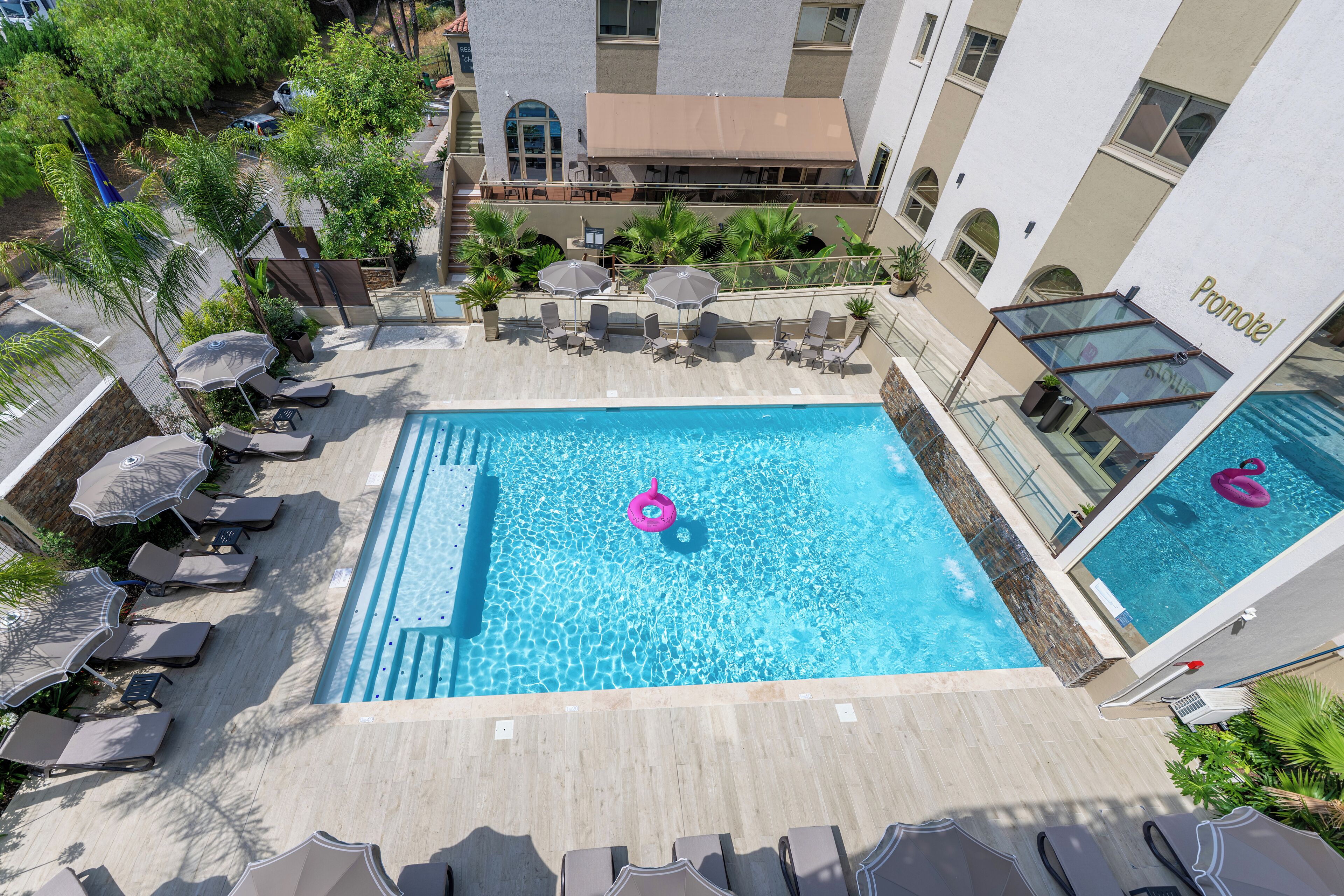 Outdoor pool, pool loungers