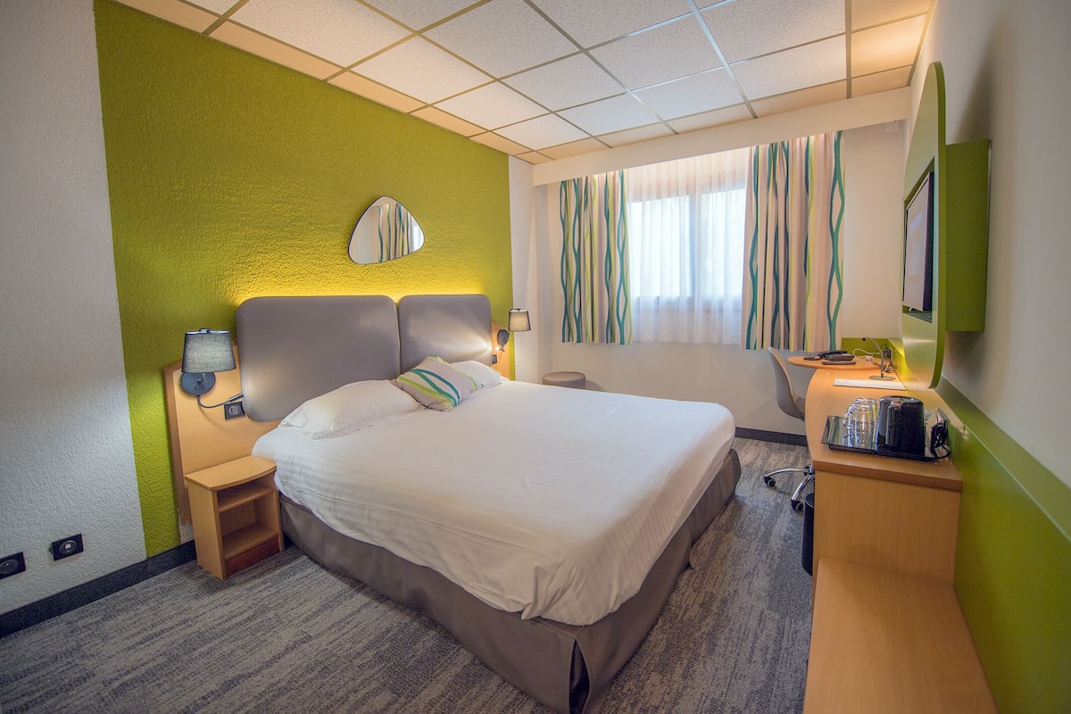 Double Room | In-room safe, desk, soundproofing, free cribs/infant beds