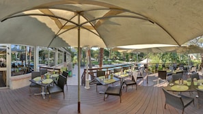 Ofereix vistes a la piscina i s'hi serveixen esmorzars, dinars i sopars