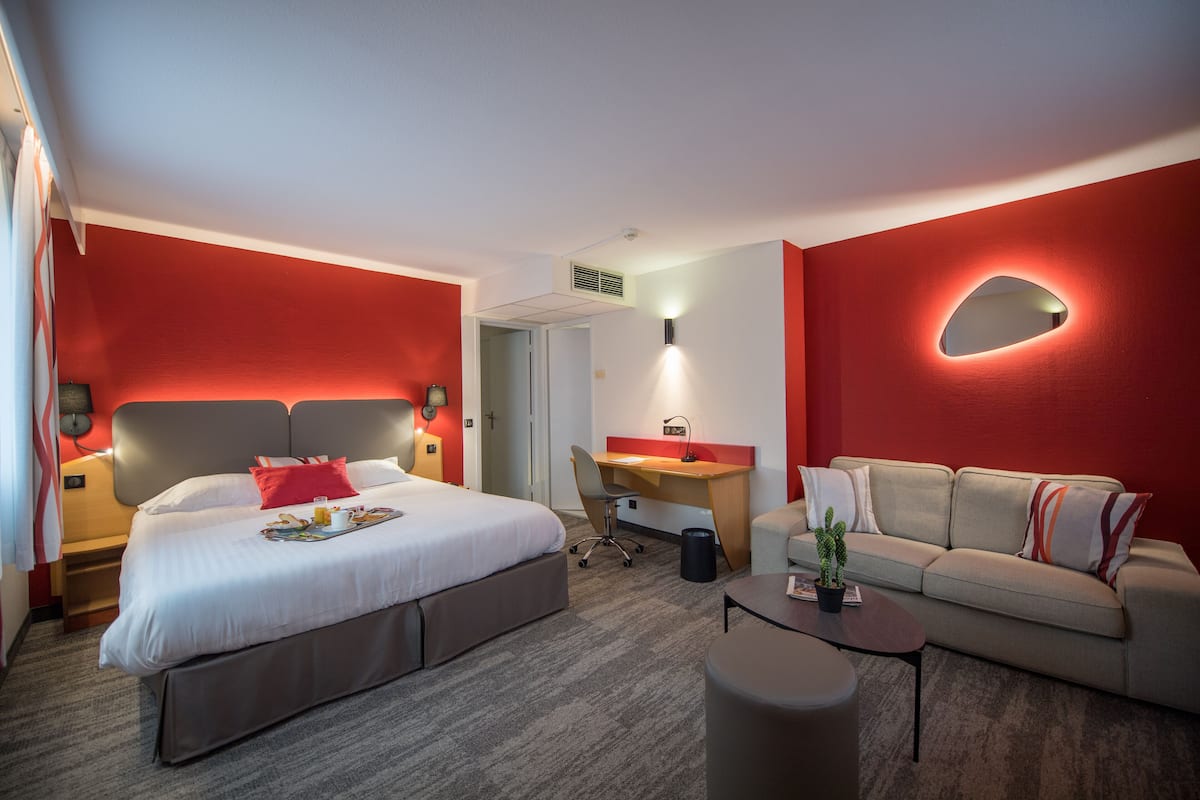 Suite | In-room safe, desk, soundproofing, free cribs/infant beds