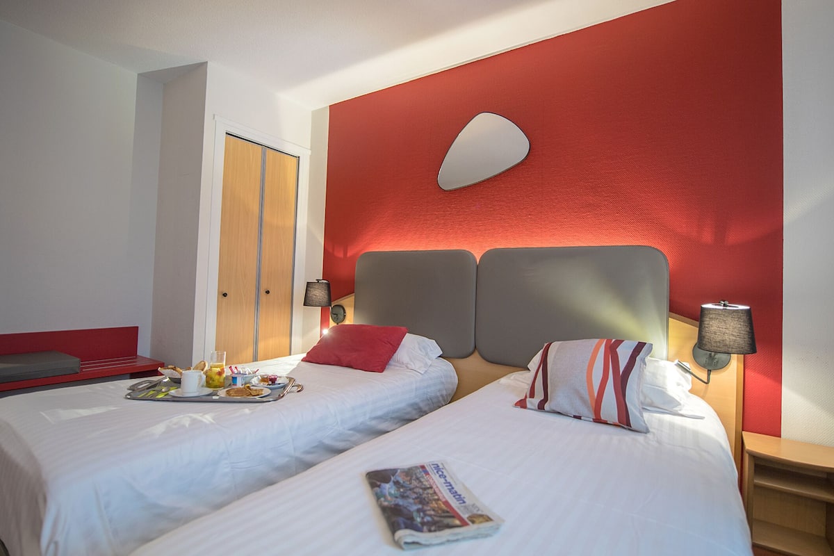 In-room safe, desk, soundproofing, free cribs/infant beds