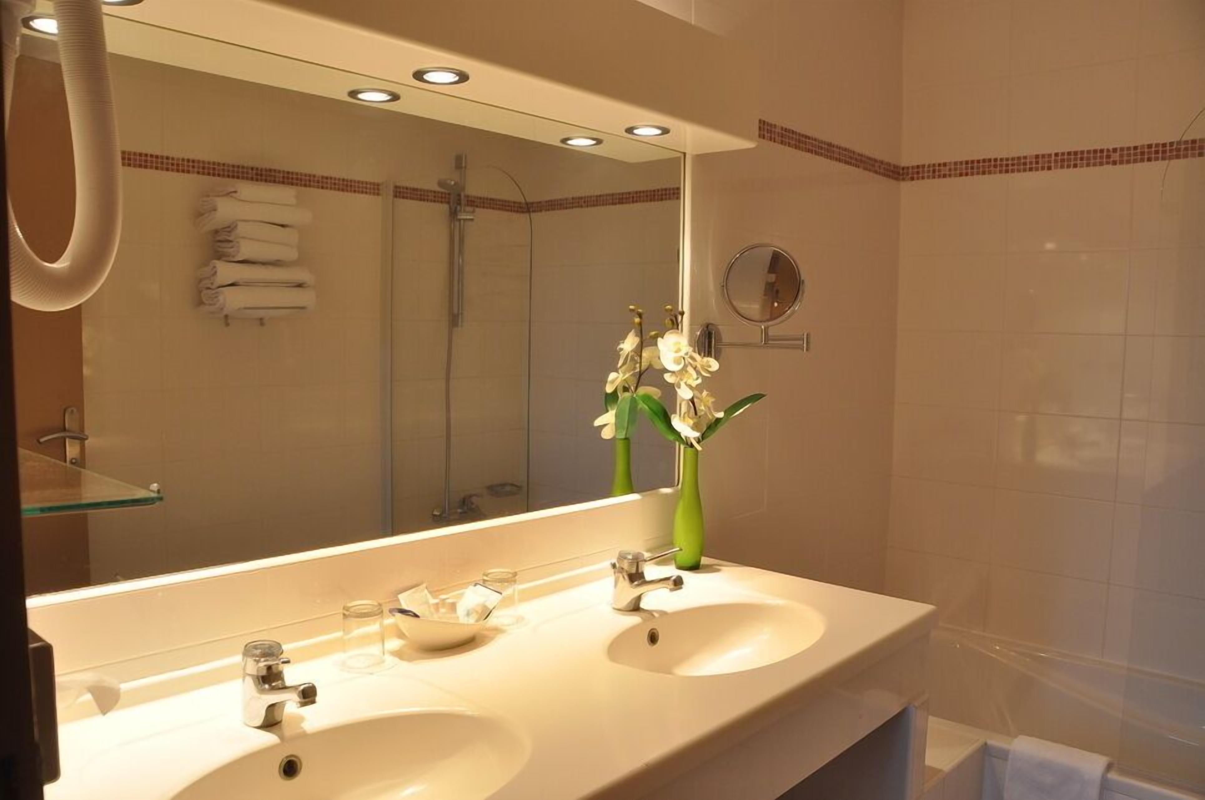 quadruple room | bathroom sink