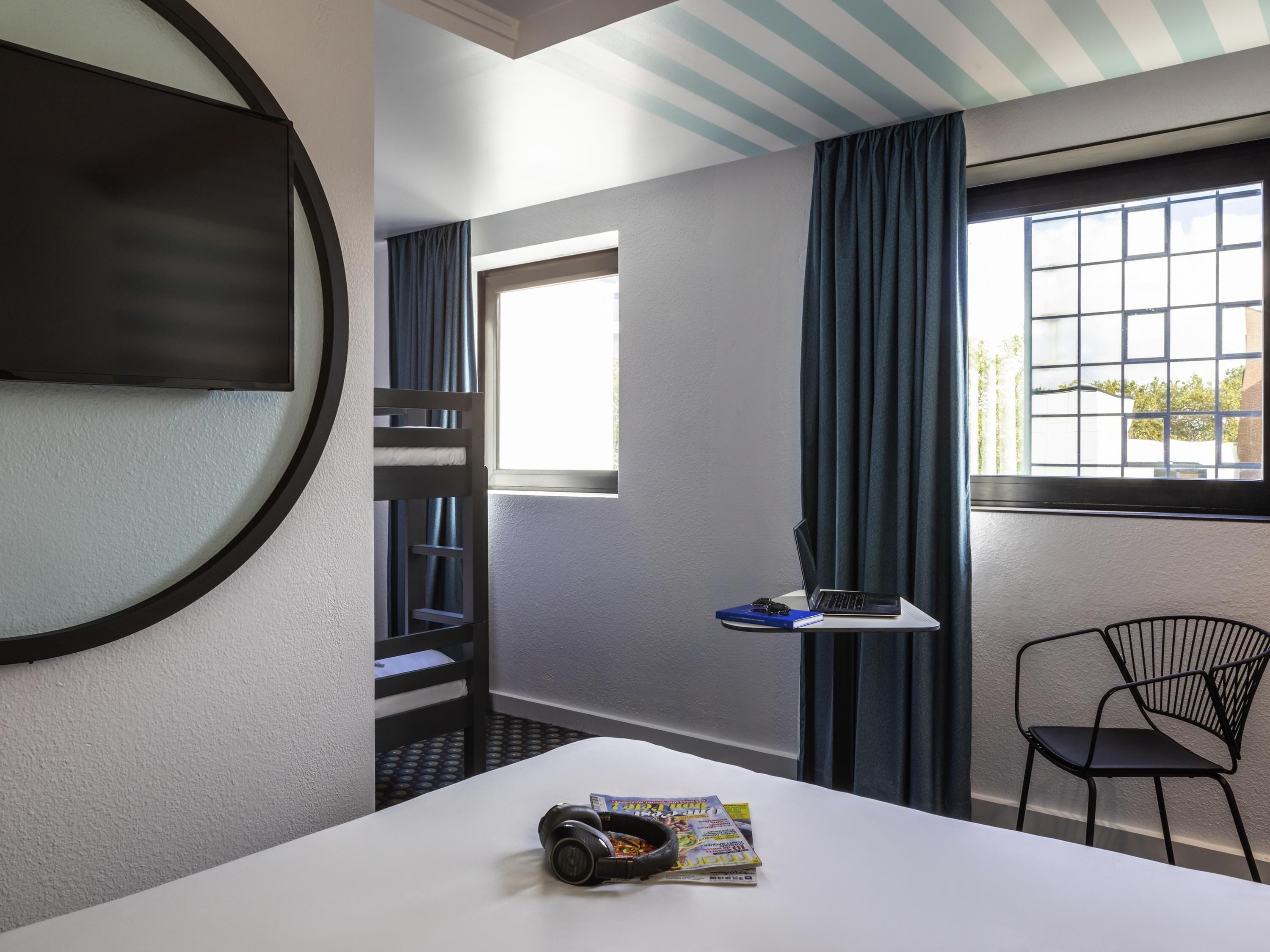 Habitación familiar, 2 camas individuales | Cortinas opacas y sistema de insonorización