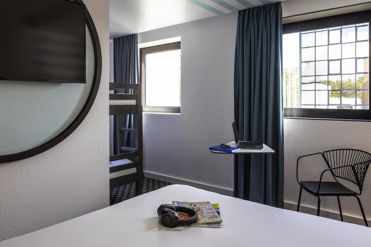 Familierom, 2 enkeltsenger | Blendingsgardiner, lydisolert og strykejern/-brett