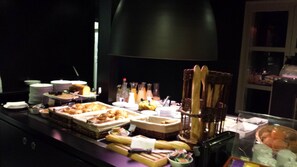 Tägliches Frühstücksbuffet (12.9 EUR pro Person)