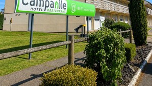 Un letrero de hotel que indica 'Campanile HOTEL RESTAURANT' y disponibilidad de Wi-Fi.