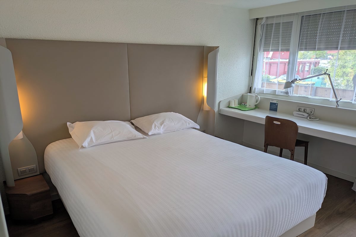 Premium bedding, desk, soundproofing, iron/ironing board (on request)