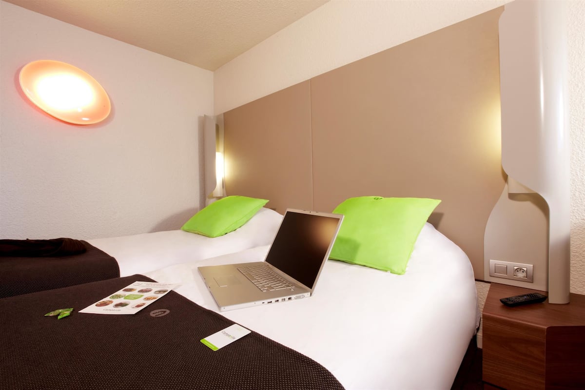 Luxe beddengoed, een bureau, geluiddichte muren