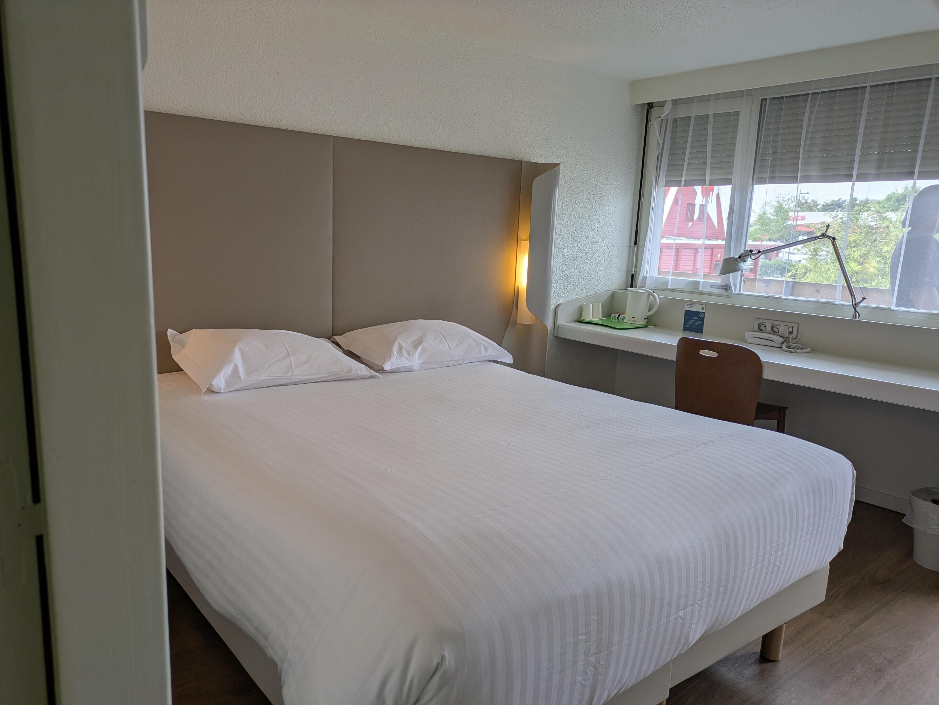 Luxe beddengoed, een bureau, geluiddichte muren