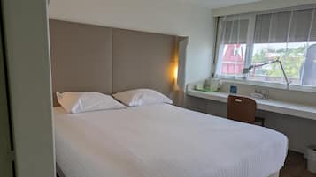 Luxe beddengoed, een bureau, geluiddichte muren