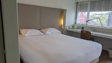 Premium bedding, desk, soundproofing, iron/ironing board (on request)