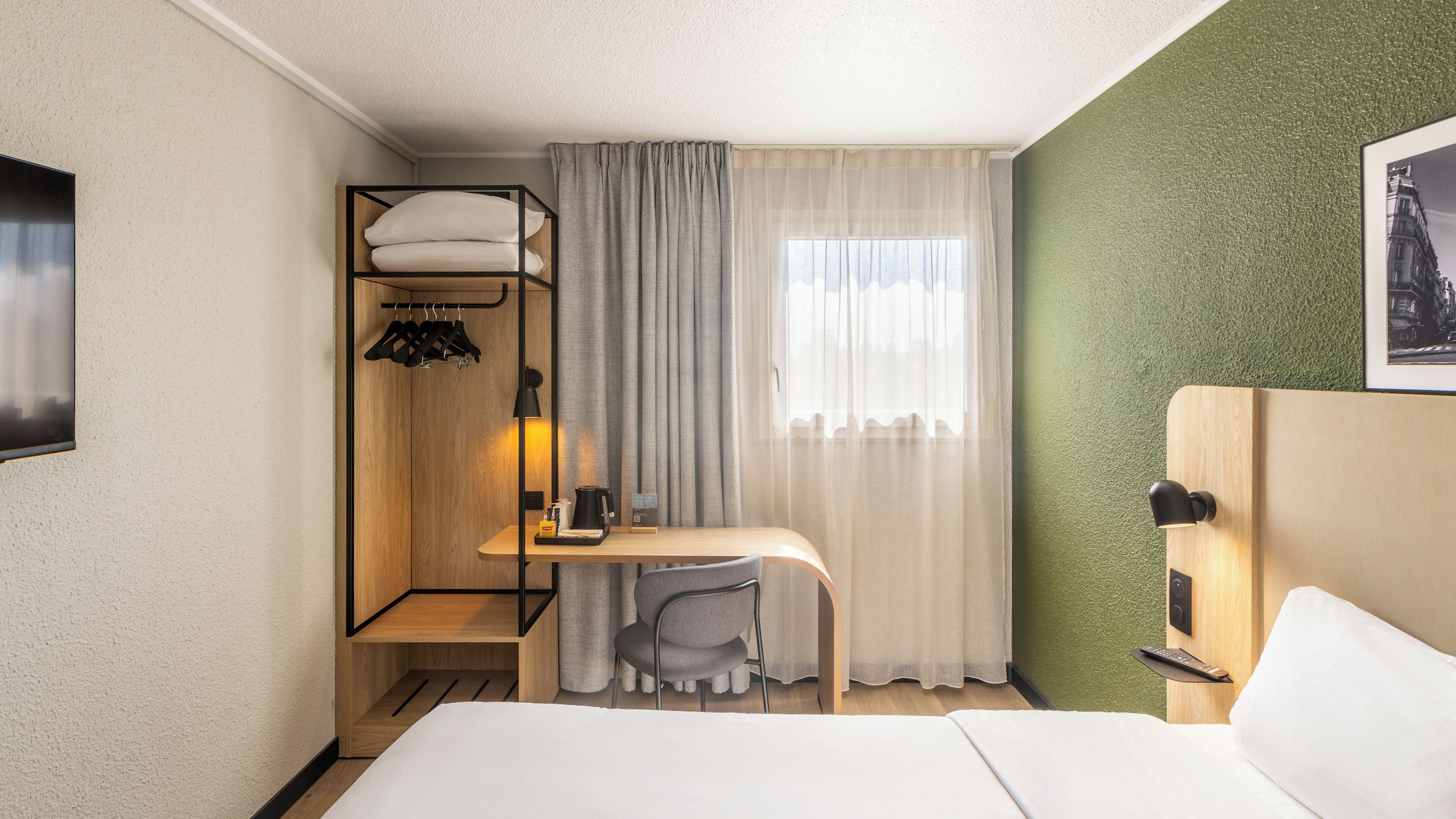 Habitación estándar, 1 cama de matrimonio | Ropa de cama de alta calidad, escritorio, cortinas opacas