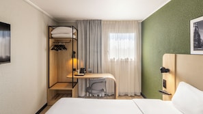 스탠다드룸, 퀸사이즈침대 1개 | 고급 침구, 책상, 암막 커튼, 다리미/다리미판