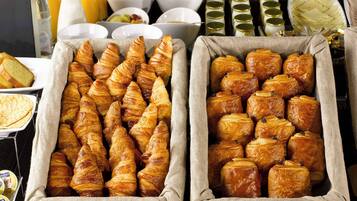 Se ofrece un desayuno bufé (15.90 EUR por persona)