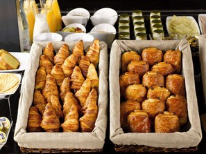 Dagelijks ontbijtbuffet (EUR 15.90 per persoon)