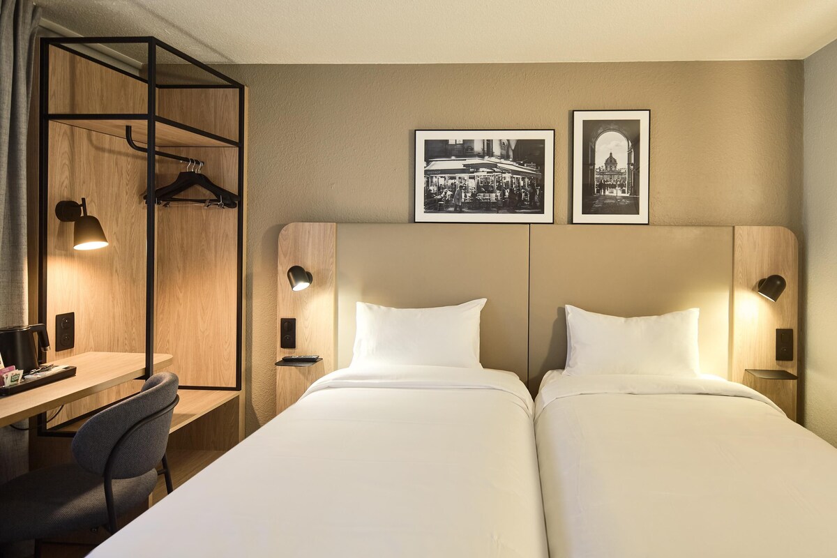 Habitación estándar, 2 camas individuales | Ropa de cama de alta calidad, escritorio, cortinas opacas