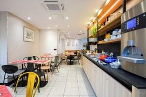 Colazione a buffet a pagamento, servita tutte le mattine 