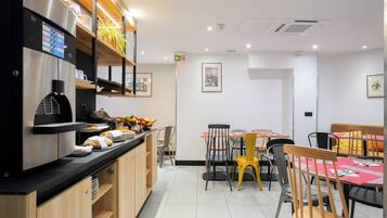 Petit déjeuner buffet (15.90 EUR par personne)