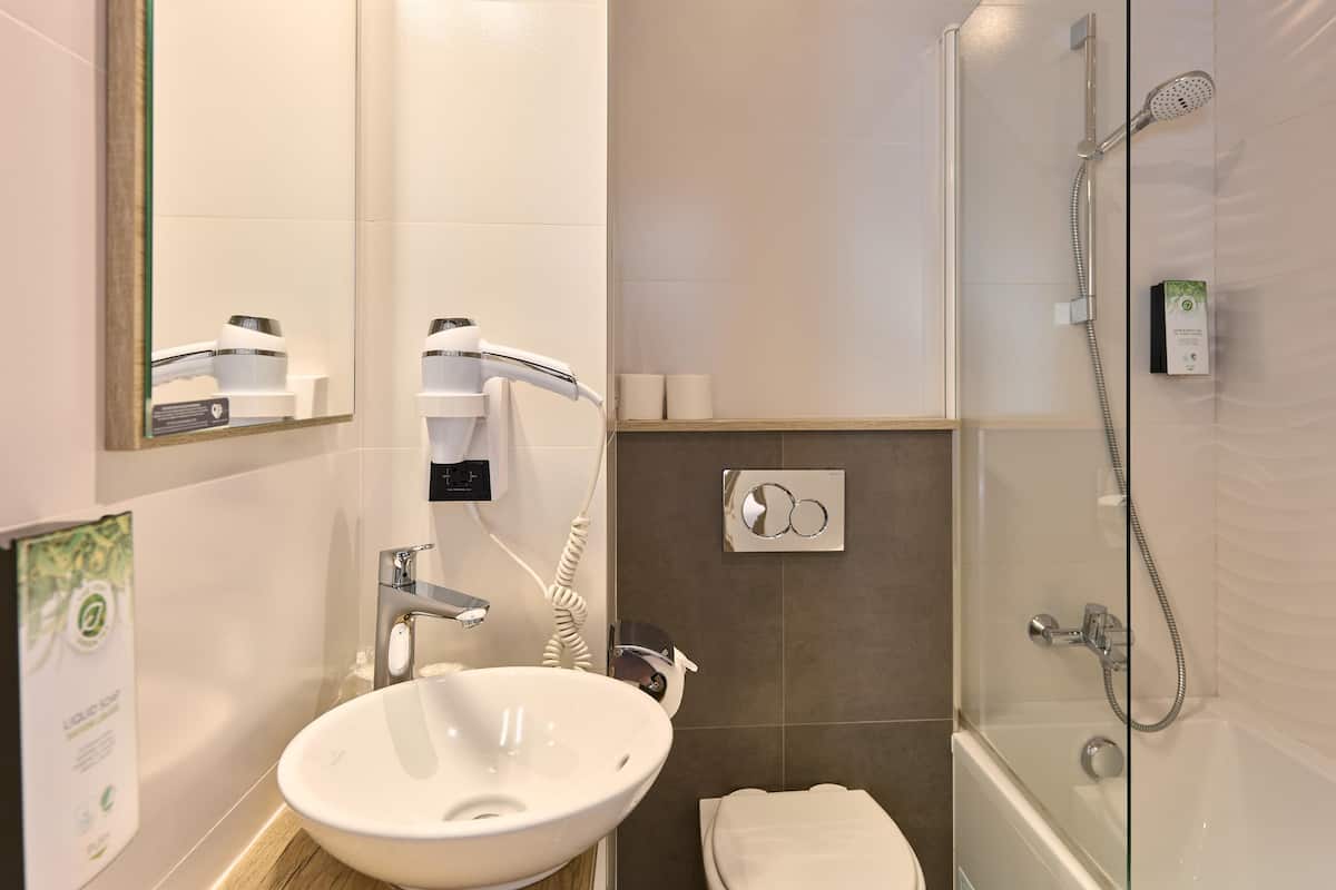 Vòi sen phun mưa, máy sấy tóc, khăn tắm, xà phòng