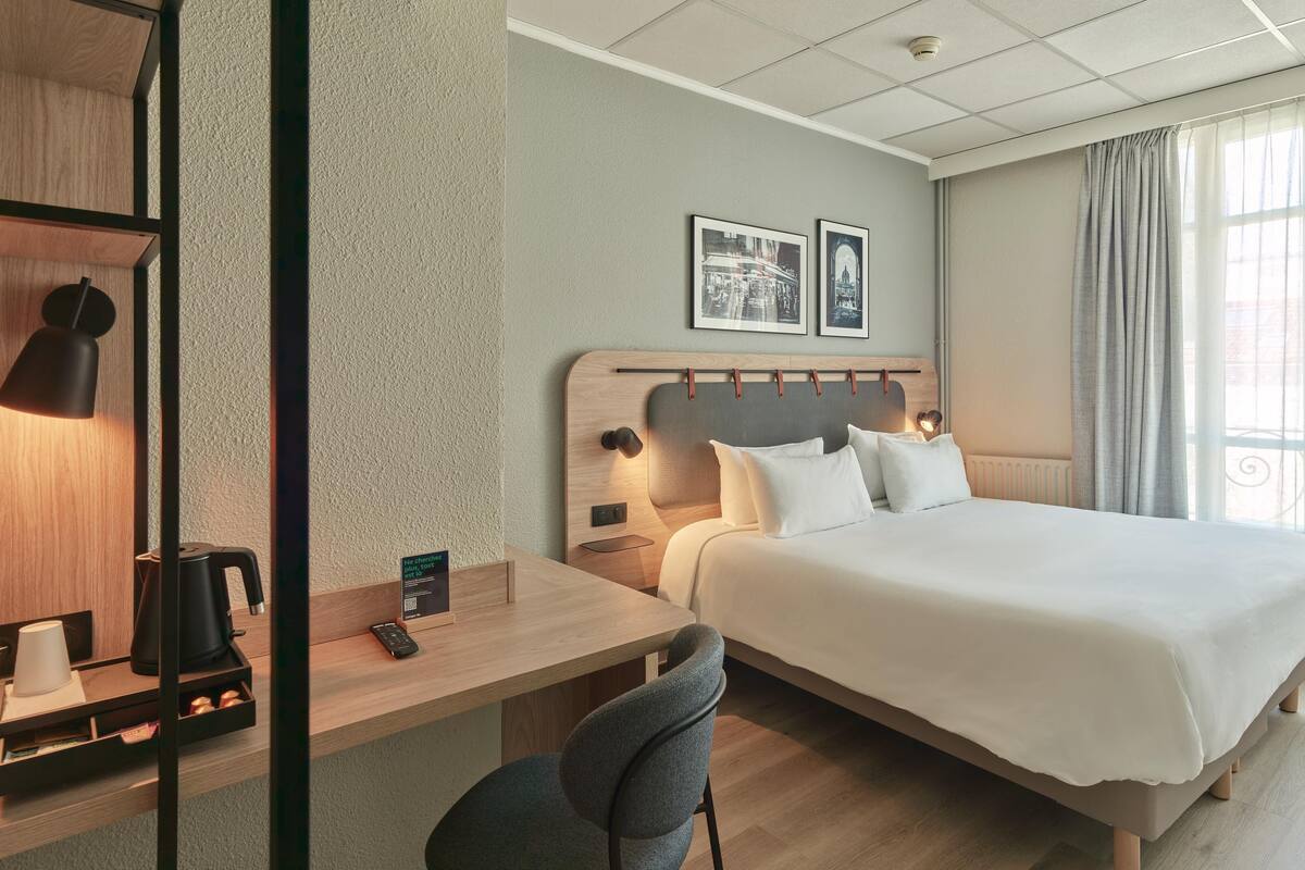 Superior Room, 1 King Bed | Premium bedding, desk, blackout curtains, soundproofing