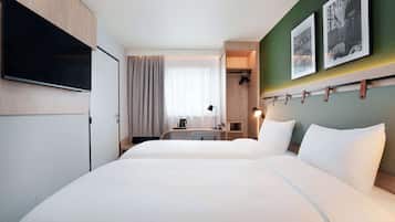 Luxe beddengoed, een bureau, verduisterende gordijnen