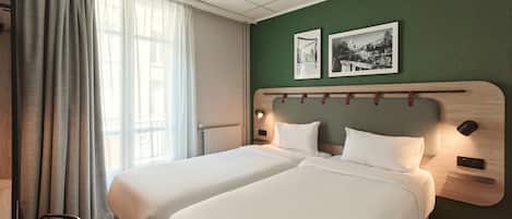 Ropa de cama de alta calidad, escritorio y cortinas blackout