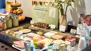 Tägliches Frühstücksbuffet gegen Gebühr