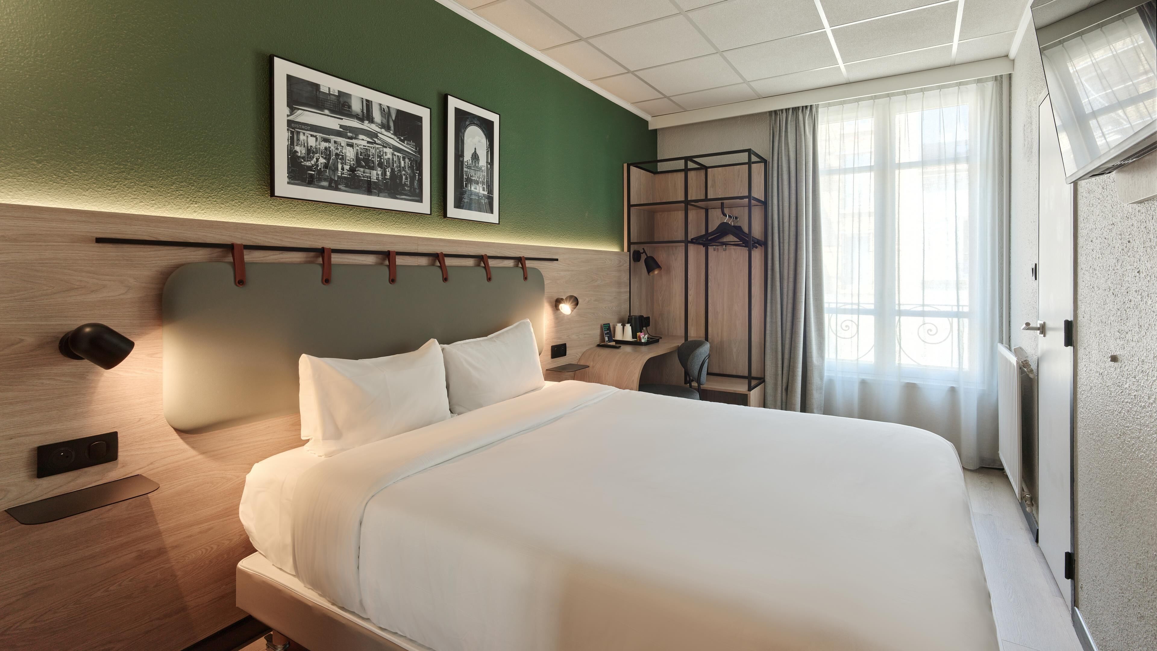 Habitación estándar, 1 cama Queen size | Ropa de cama de alta calidad, escritorio y cortinas blackout 