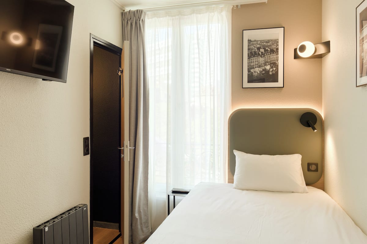 Premium bedding, desk, blackout drapes, soundproofing