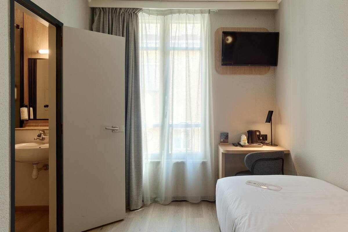 Standard Room, 1 Single Bed | Premium bedding, desk, blackout curtains, soundproofing