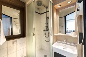 Ropa de cama de alta calidad, escritorio y cortinas blackout 