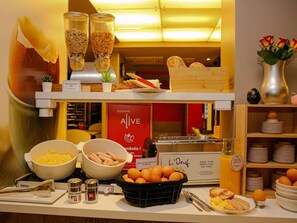 Tägliches Frühstücksbuffet gegen Gebühr