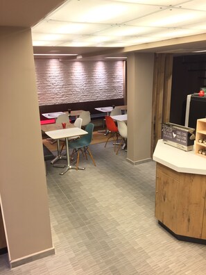 Tägliches Frühstücksbuffet gegen Gebühr