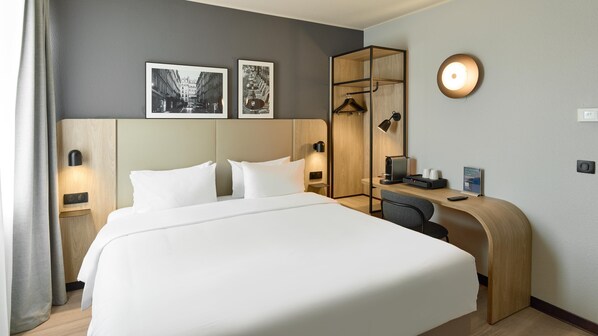Superior Room, 1 King Bed | Premium bedding, individually furnished, desk, laptop workspace