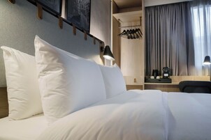 Ropa de cama de alta calidad, muebles diferentes y escritorio 