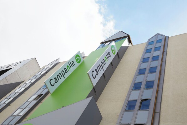 A modern building with signage reading "Campanile." - Campanile PRIME - Paris Pantin (Pantin)