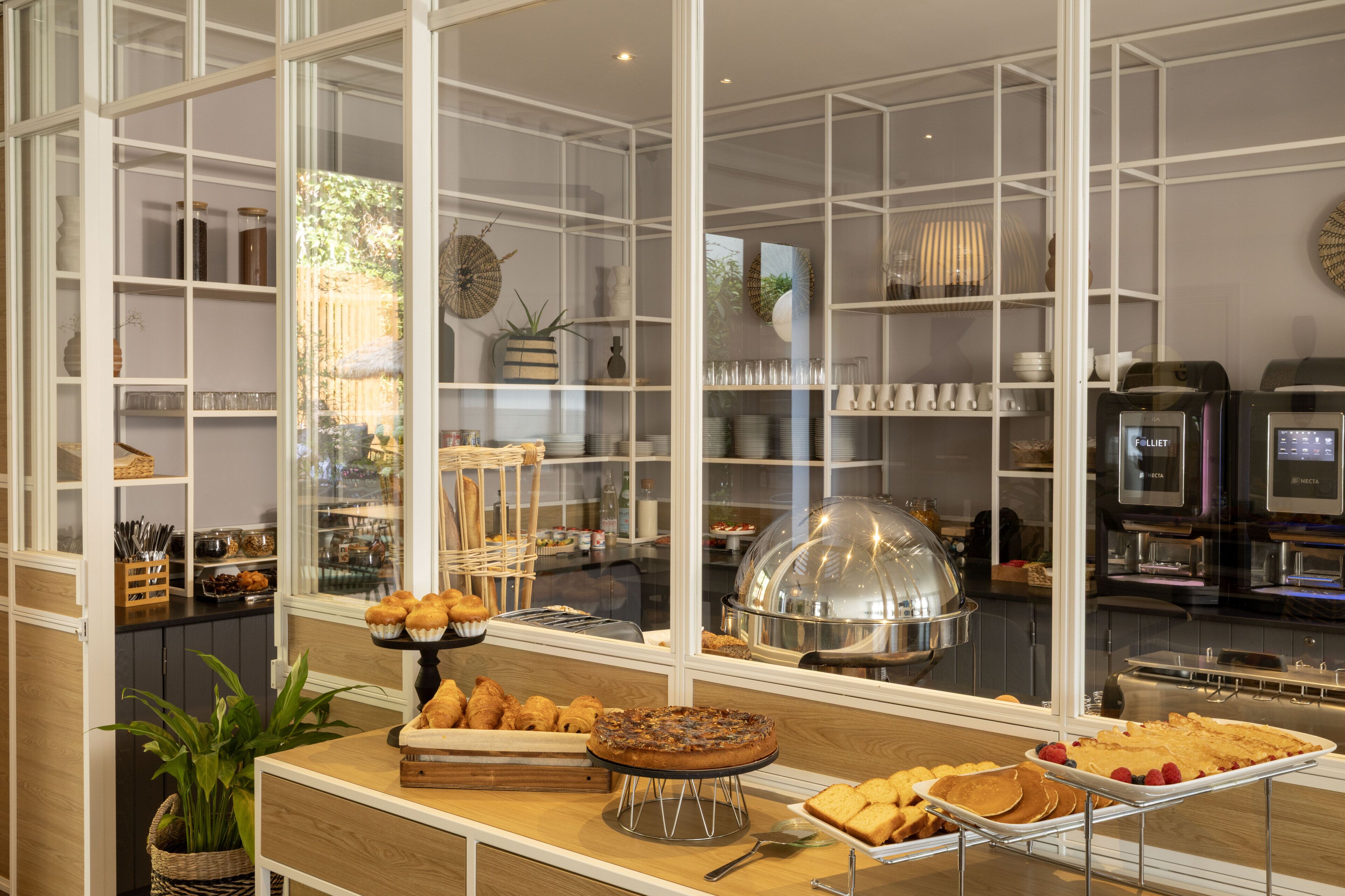 بوفيه فطور يوميًا بتكلفة قدرها (13.5 EUR للشخص)