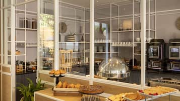 Desayuno buffet (EUR 13.5 por persona)