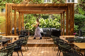 Terrace/patio - Hotel Paris Louis Blanc (Paris)