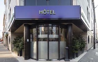 A hotel entrance with a revolving door, a sign reading "Hôtel", and bilingual welcome signs.