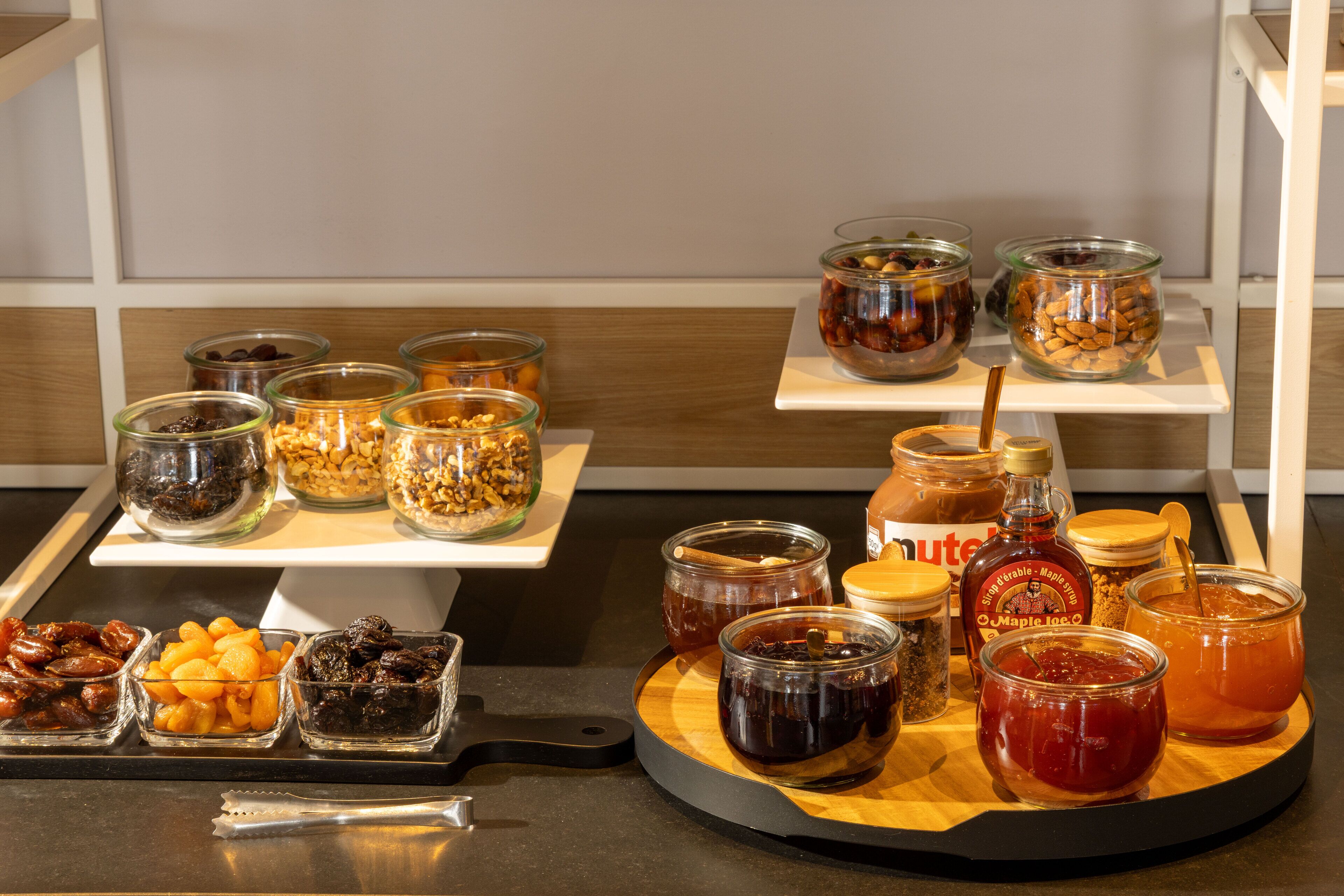 Un buffet proposant une variété de plats et d'accompagnements.