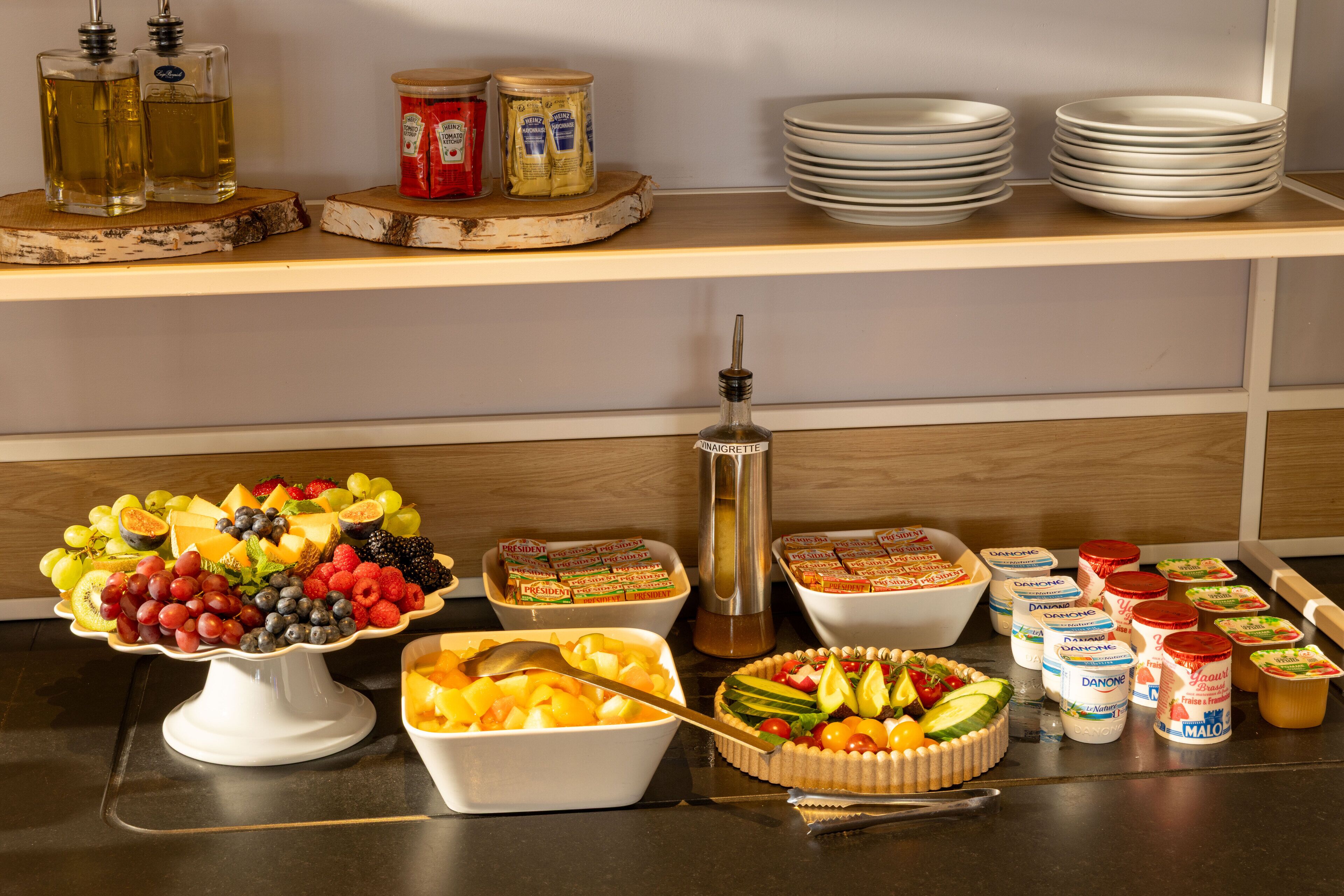 Una mesa de buffet con diversos alimentos y aderezos.
