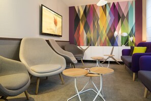 Lobby sitting area - Hotel Paris Louis Blanc (Paris)