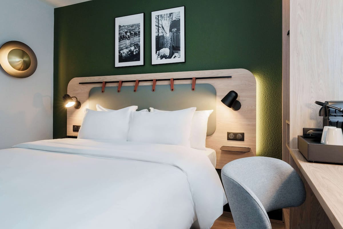 Chambre supérieure, 1 trÚs grand lit | Literie de qualité, bureau, espace de travail pour ordinateurs portables