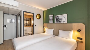 Quarto standard, 2 camas de solteiro | Roupas de cama premium, escrivaninha, espaço de trabalho para notebook