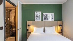 Quarto standard, 1 cama Queen | Roupas de cama premium, escrivaninha, espaço de trabalho para notebook