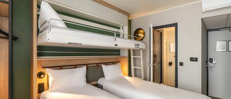 Une chambre d’hôtel équipée d’un lit superposé, d’un lit simple, d’une douche et d’une porte dotée d’une serrure et d’un panneau de commande.