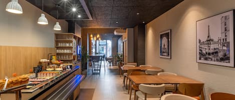 Buffet déjeuner servi tous les jours en supplément
