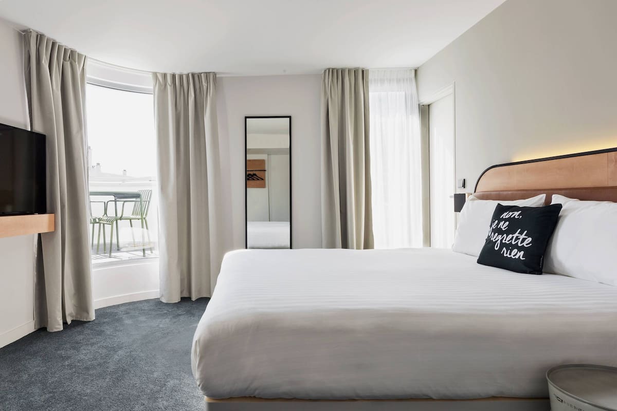 Room, 1 Queen Bed, Balcony | Blackout curtains, travel cot, free rollaway beds, free WiFi